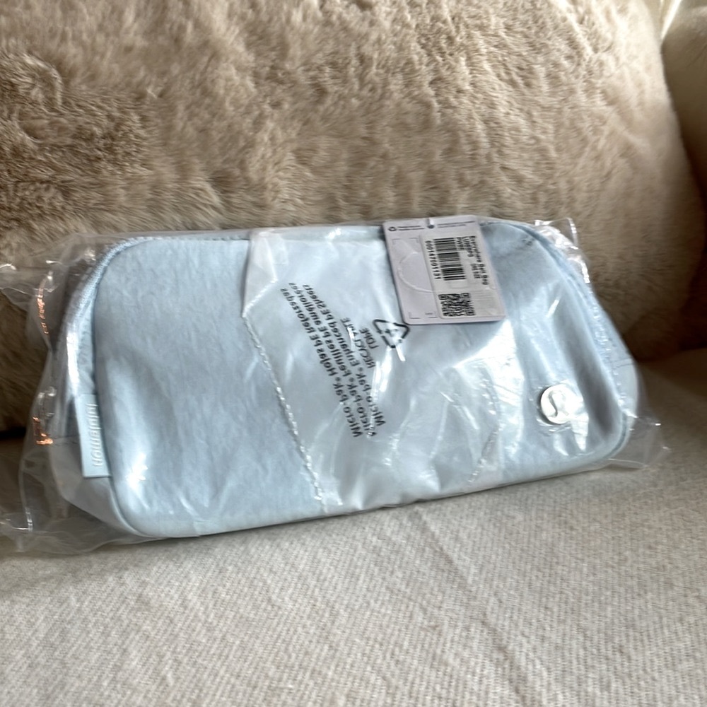 NWT LULULEMON BELT BAG 1L Powder Blue DEAD STOCK COLOR - Picture 13 of 16